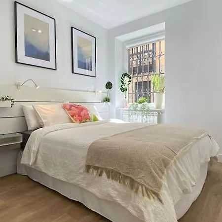 Moderno Piso Junto A La Plaza Mayor Apartment *